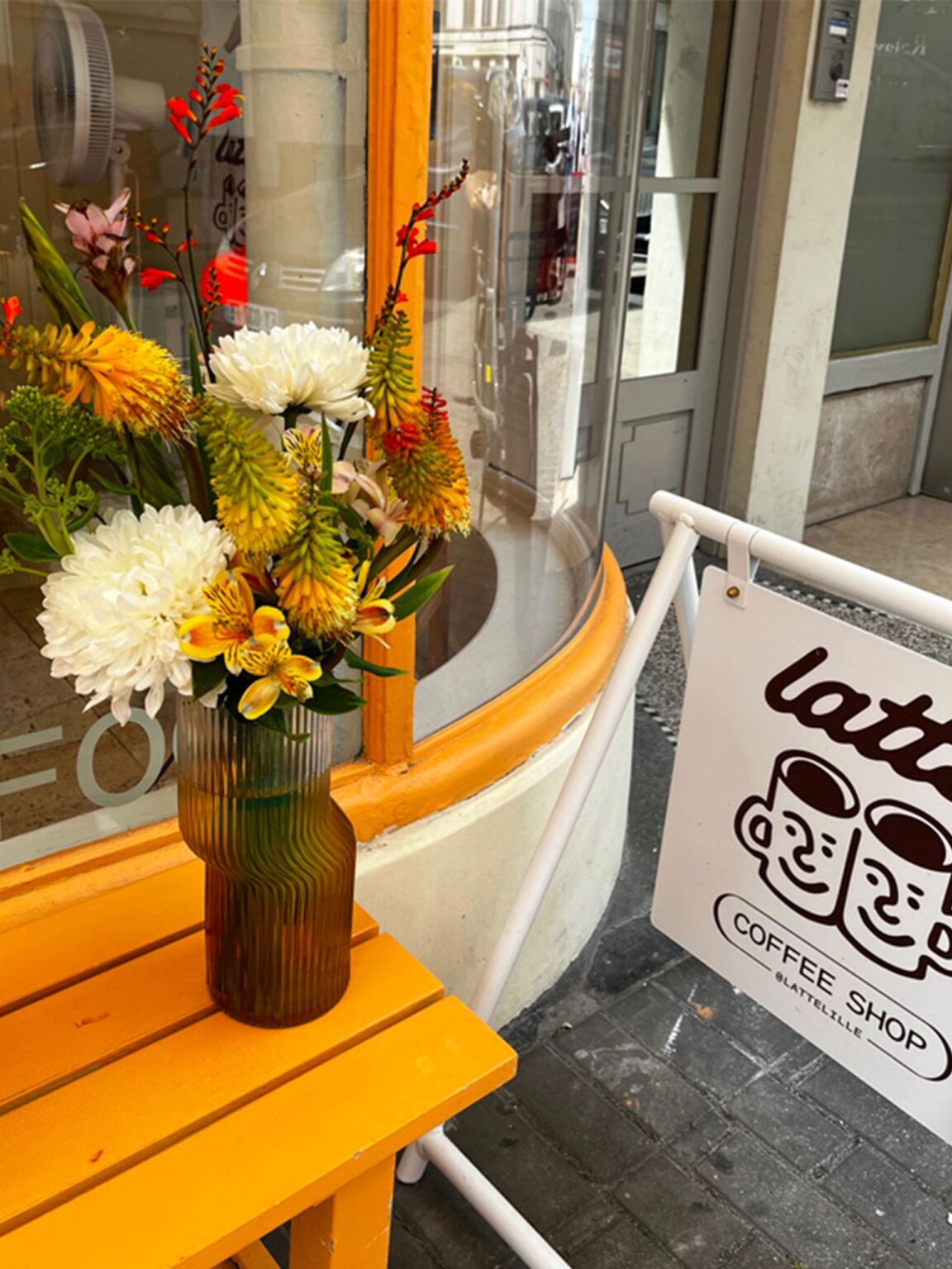 Composition florale entreprise café 'Latte'